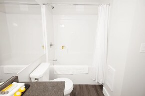One Bedroom Suite With Patio Laundry and Parking