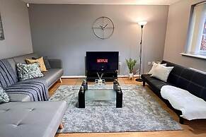 Modern 3 BR House for Contractors
