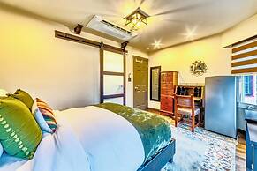 Neocolonial Nouveau Kensington Vacation Home