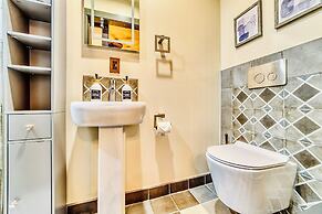 Neocolonial Nouveau Kensington Vacation Home