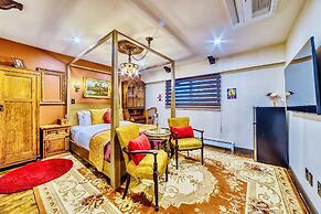 Neocolonial Nouveau Kensington Vacation Home