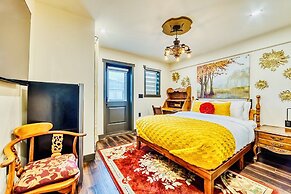 Neocolonial Nouveau Kensington Vacation Home