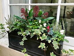 Beachfront Apartment With Woodburner & Courtyard