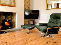 Beachfront Apartment With Woodburner & Courtyard