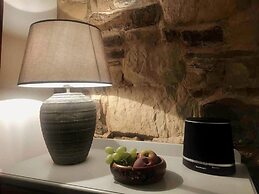 Beachfront Apartment With Woodburner & Courtyard