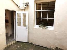 Beachfront Apartment With Woodburner & Courtyard