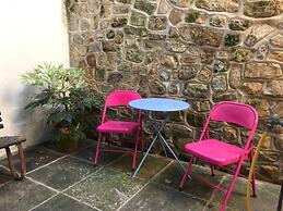 Beachfront Apartment With Woodburner & Courtyard