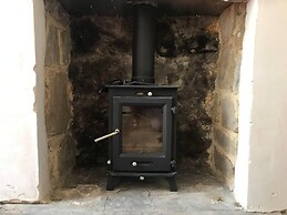 Beachfront Apartment With Woodburner & Courtyard