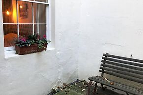 Beachfront Apartment With Woodburner & Courtyard