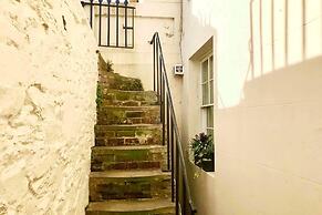 Beachfront Apartment With Woodburner & Courtyard