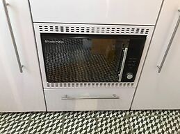 Beachfront Apartment With Woodburner & Courtyard