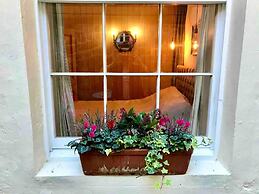 Beachfront Apartment With Woodburner & Courtyard