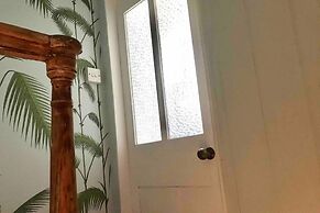 Beachfront Apartment With Woodburner & Courtyard