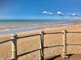 Beachfront Apartment With Woodburner & Courtyard