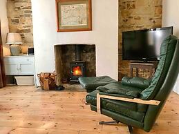 Beachfront Apartment With Woodburner & Courtyard