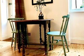 Beachfront Apartment With Woodburner & Courtyard