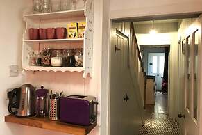 Beachfront Apartment With Woodburner & Courtyard