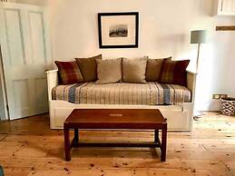 Beachfront Apartment With Woodburner & Courtyard