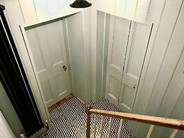 Beachfront Apartment With Woodburner & Courtyard