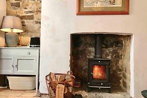 Beachfront Apartment With Woodburner & Courtyard