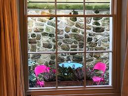 Beachfront Apartment With Woodburner & Courtyard