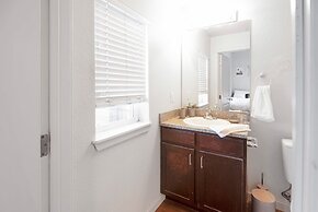 Spacious 3BR Apartment Central to All