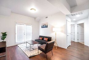 Spacious 3BR Apartment Central to All