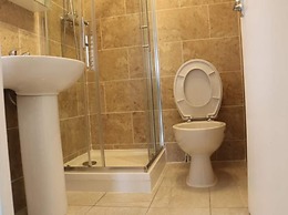 12 Guests 5-bedroom House in Central Birmingham