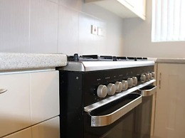 12 Guests 5-bedroom House in Central Birmingham