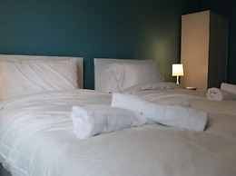 12 Guests 5-bedroom House in Central Birmingham