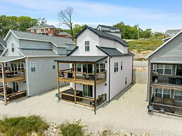 Escape Peak 5 Bedroom Home by RedAwning