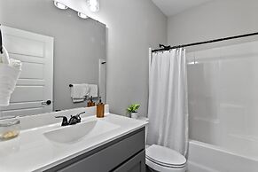 Escape Peak 5 Bedroom Home by RedAwning