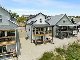 Escape Peak 5 Bedroom Home by RedAwning