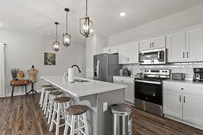 Escape Peak 5 Bedroom Home by RedAwning