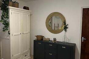 3 Bed Villa Sleeps 5 With Pets & Enclosed Garden
