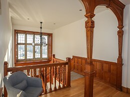 Bryn Mel Manor Straits View