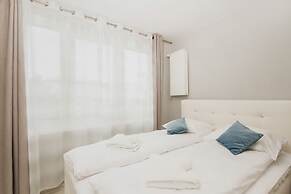 Sara Świętojańska Apartments by Renters