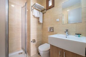 Lavin Hotel & Suites