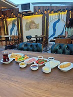 Lavin Hotel & Suites