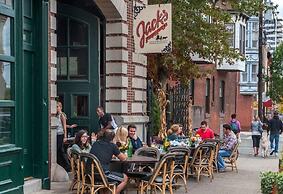 Trendy Fairmount Gem Roof Deck