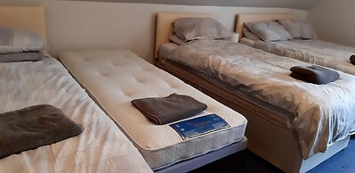 1 Bed Flat - Sleeps 4 - Garden - Parking - Wifi