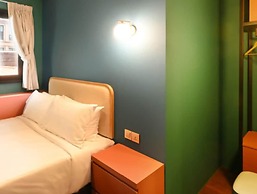Dream Chaser Boutique Capsule Hotel