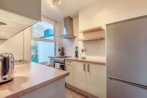 Homely 1-bed Apartment in Vibrant Zone 3 London