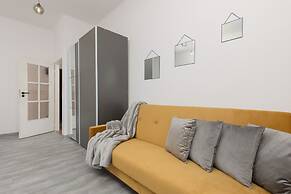 Warsaw Mickiewicza Apartment by Renters