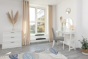 Warsaw Mickiewicza Apartment by Renters