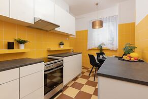 Warsaw Mickiewicza Apartment by Renters