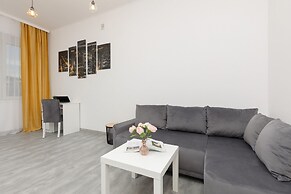 Warsaw Mickiewicza Apartment by Renters