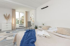 Warsaw Mickiewicza Apartment by Renters