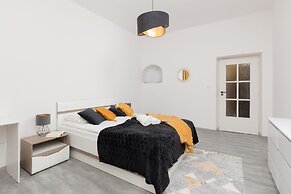 Warsaw Mickiewicza Apartment by Renters