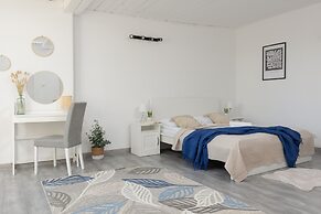 Warsaw Mickiewicza Apartment by Renters